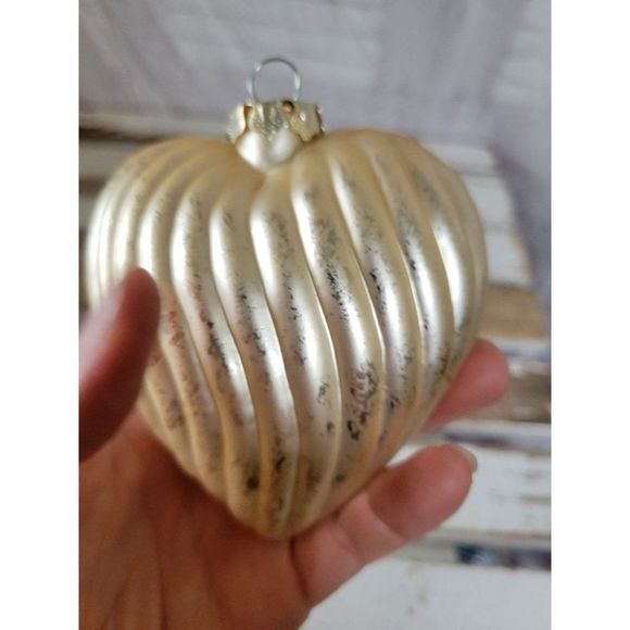 Fancy white ripple heart glass ornament Xmas tree - Picture 4 of 7